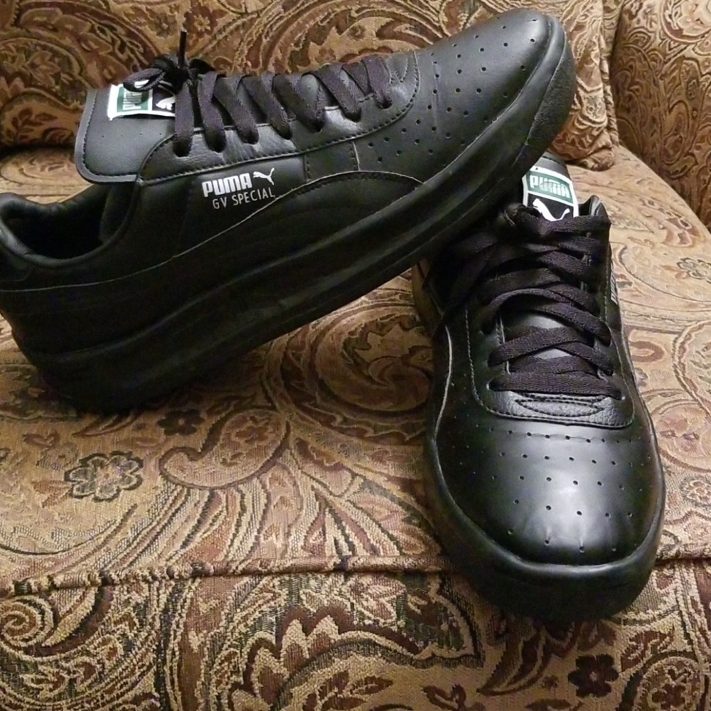 COPY - Men's Black leather Pumas sz. 10, or womens sz 12